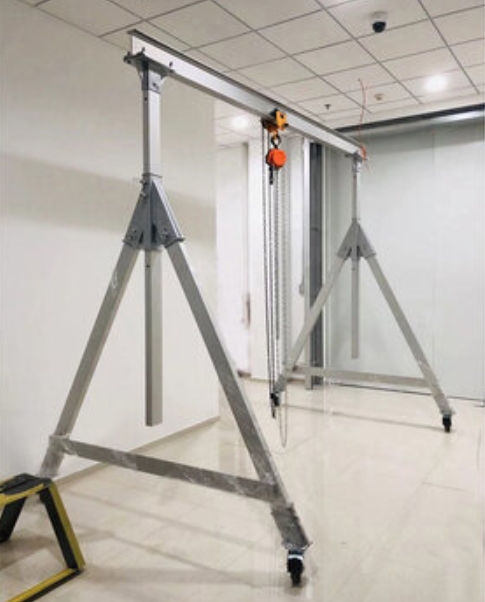 Portable mobile gantry crane