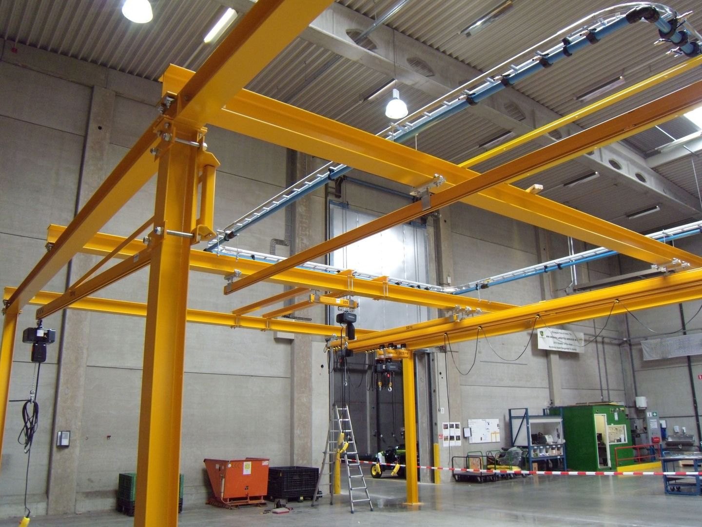 Small workstation bridge crane